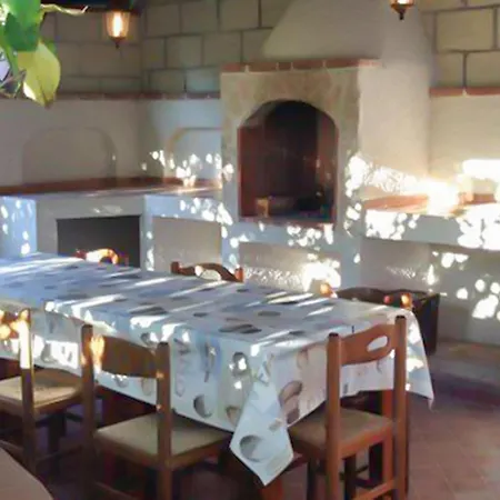 Cozy In With Outdoor Swimming Pool Ricadi