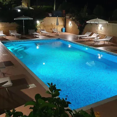 Cozy In With Outdoor Swimming Pool Apartman Ricadi